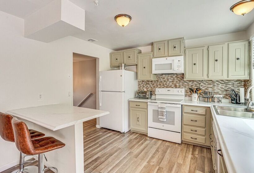 5 Mi To Downtown Harrisburg   Family Home!