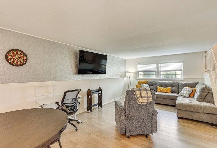 5 Mi To Downtown Harrisburg   Family Home!