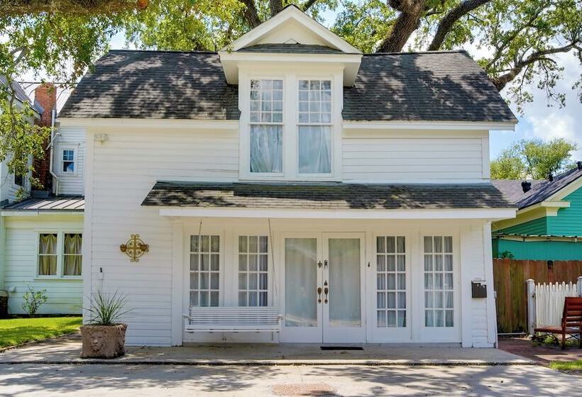 Pet Friendly Lake Charles Carriage House W/ Porch