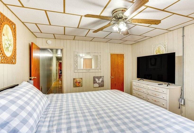 Pet Friendly Mt Carmel Home: Playroom, Fenced Yard