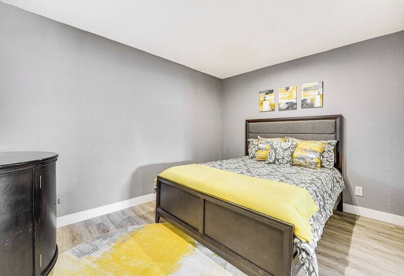 Phoenix Home W/ Patio & Mtn Views!