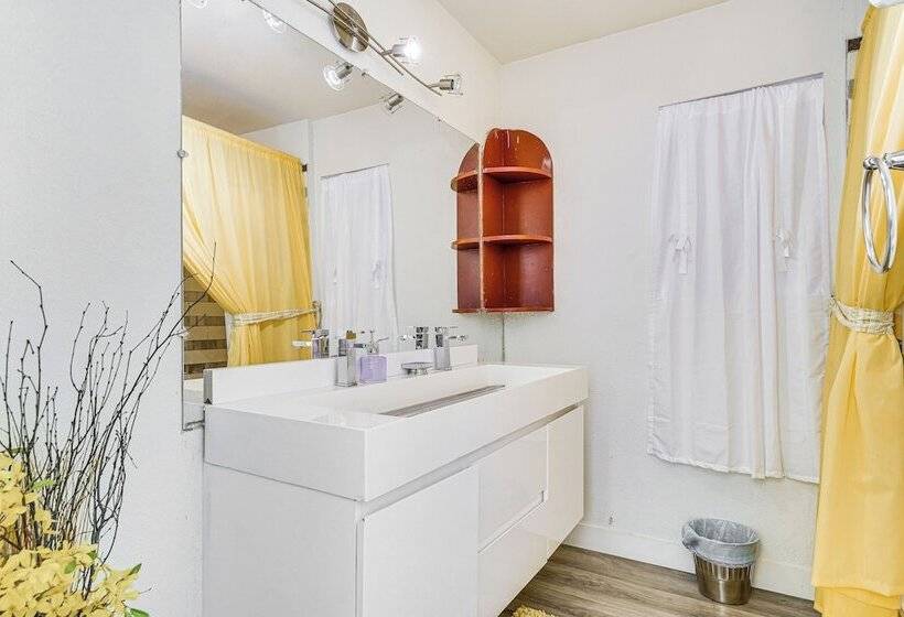 Phoenix Home W/ Patio & Mtn Views!