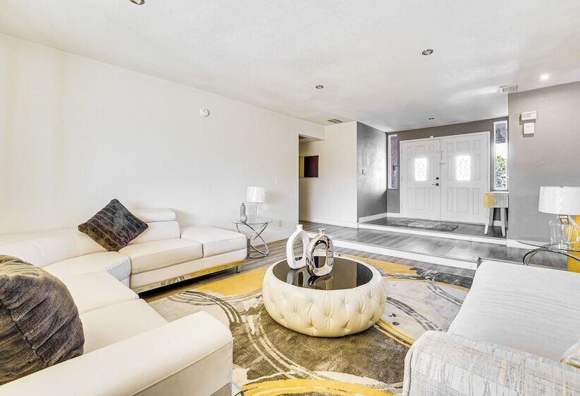 Phoenix Home W/ Patio & Mtn Views!