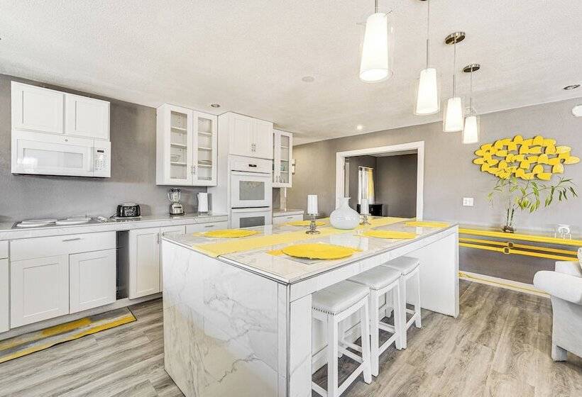 Phoenix Home W/ Patio & Mtn Views!