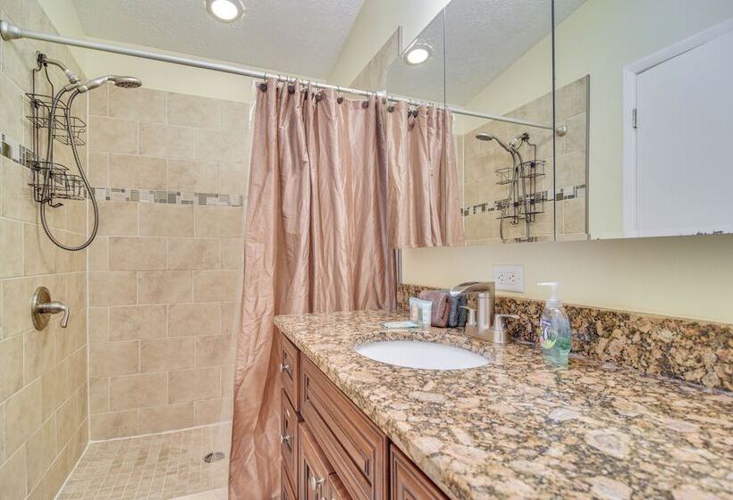 Pet Friendly Tampa Bay Getaway: Walk To The Water!