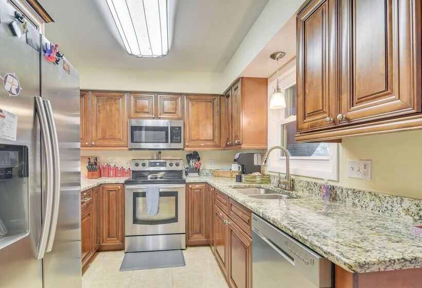 Pet Friendly Tampa Bay Getaway: Walk To The Water!