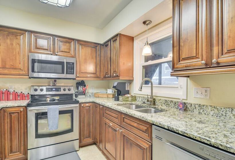 Pet Friendly Tampa Bay Getaway: Walk To The Water!