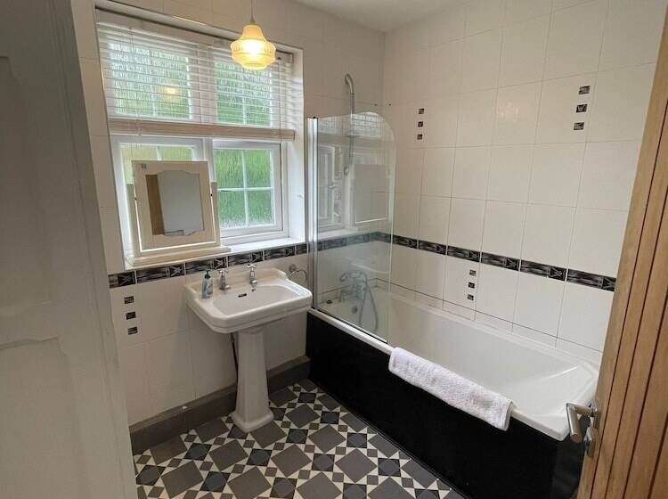 اقامتگاه Charming 4 Bed House In Sheffield