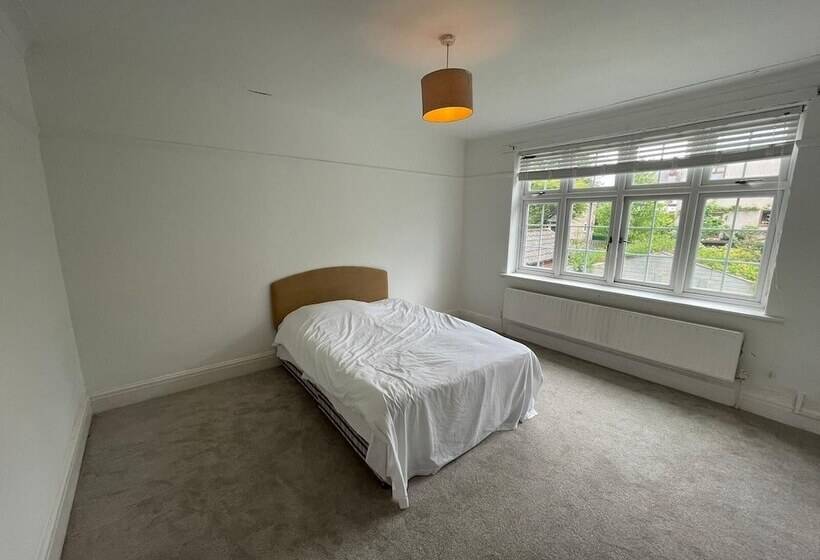 اقامتگاه Charming 4 Bed House In Sheffield