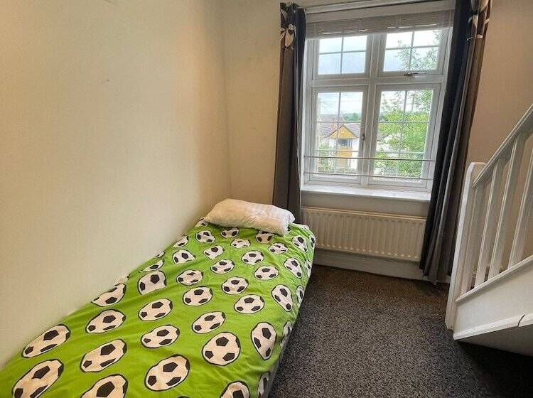 اقامتگاه Charming 4 Bed House In Sheffield