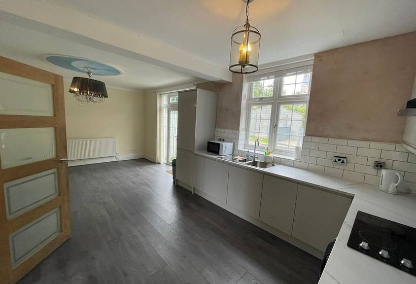 اقامتگاه Charming 4 Bed House In Sheffield