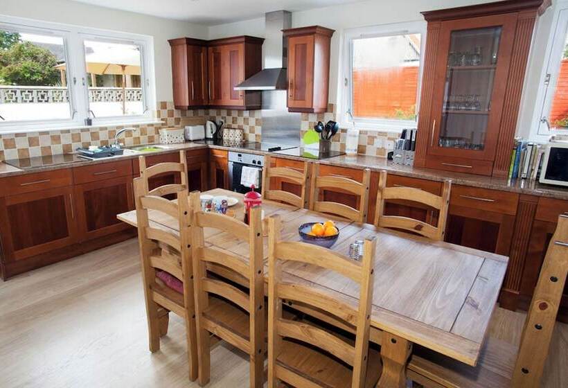 إقامة Kildonan House Village Centre Sleep 8 With Hot Tub