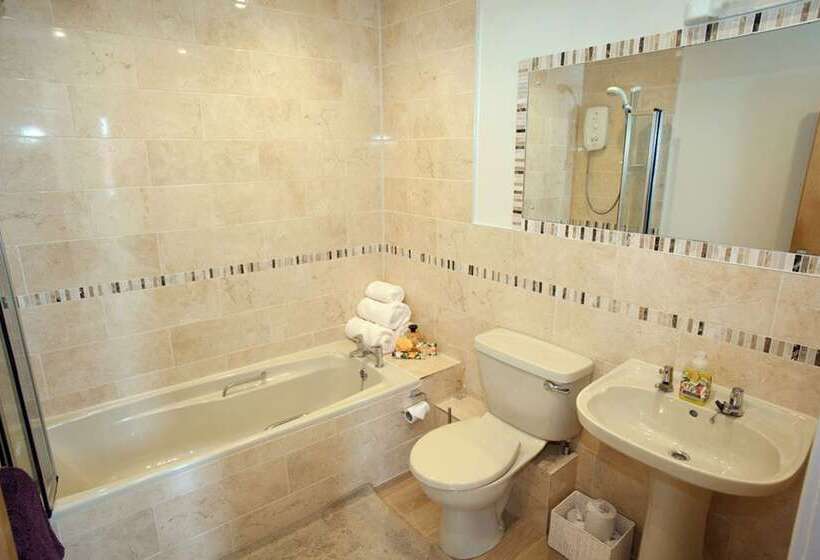 إقامة Kildonan House Village Centre Sleep 8 With Hot Tub