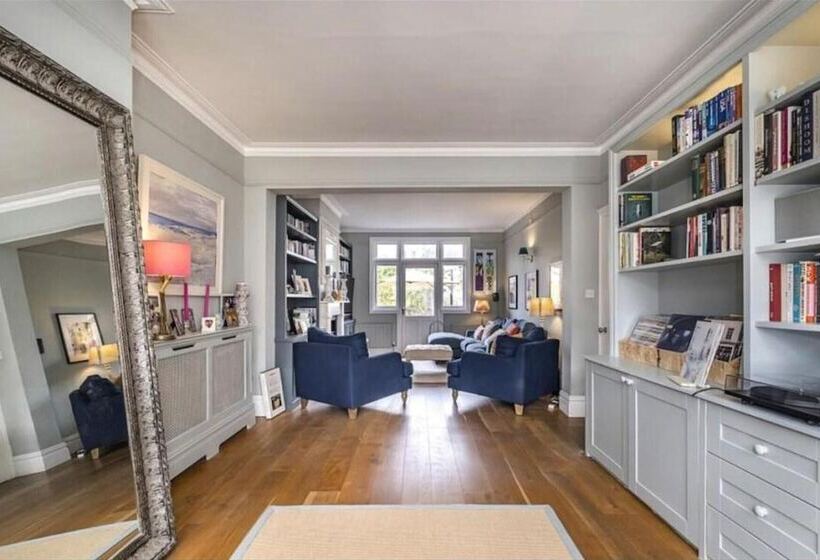 Резиденция London Charm On Connaught Avenue