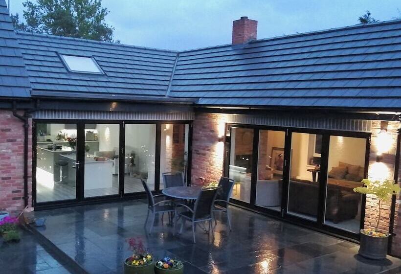 דירת נופש The Highlands, 5 Bed 5 Bath, Large Spacious House