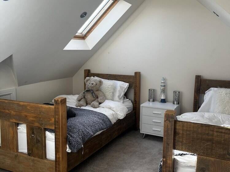 住所  West Cross, Mumbles Seaside Escape   5 Bed House