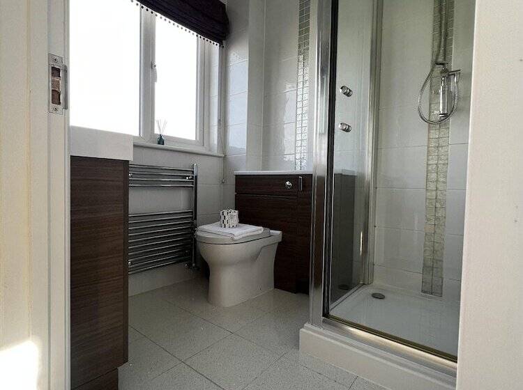 住所  West Cross, Mumbles Seaside Escape   5 Bed House