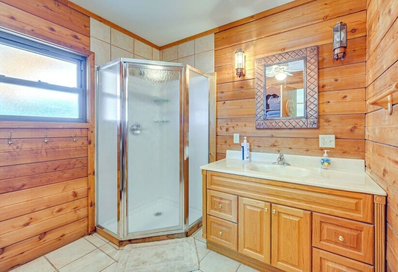 Riverfront Brady Retreat On 25 Acres!