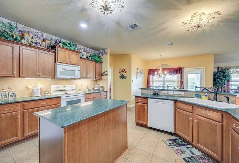 San Antonio Home   Outdoor Oasis & Greenbelt Views