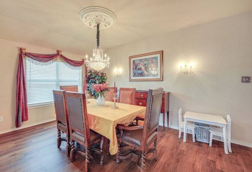 San Antonio Home   Outdoor Oasis & Greenbelt Views