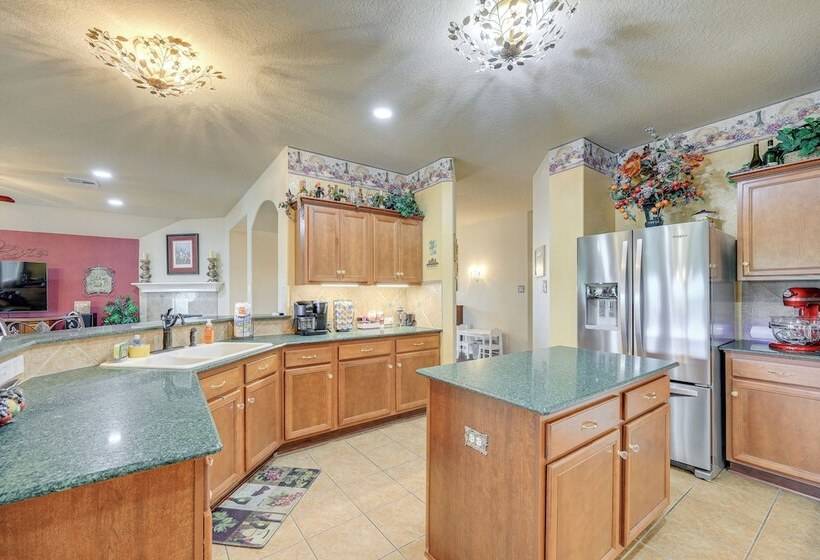 San Antonio Home   Outdoor Oasis & Greenbelt Views