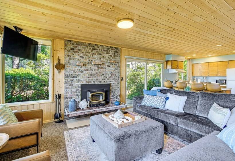 Scenic Hood Canal Home W/ Private Beach & Hot Tub!