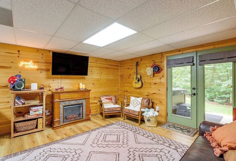 Secluded Cabin: Hot Tub & 10 Mi To Blue Ridge