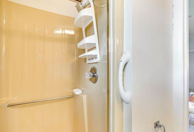 Sinking Spring Home W/ Large Sunroom & Fire Pit!