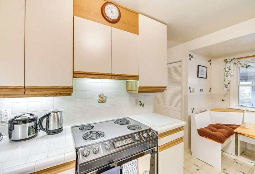 Sinking Spring Home W/ Large Sunroom & Fire Pit!