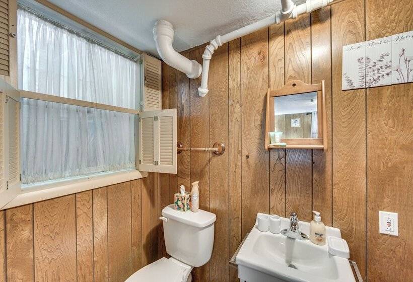 Sinking Spring Home W/ Large Sunroom & Fire Pit!