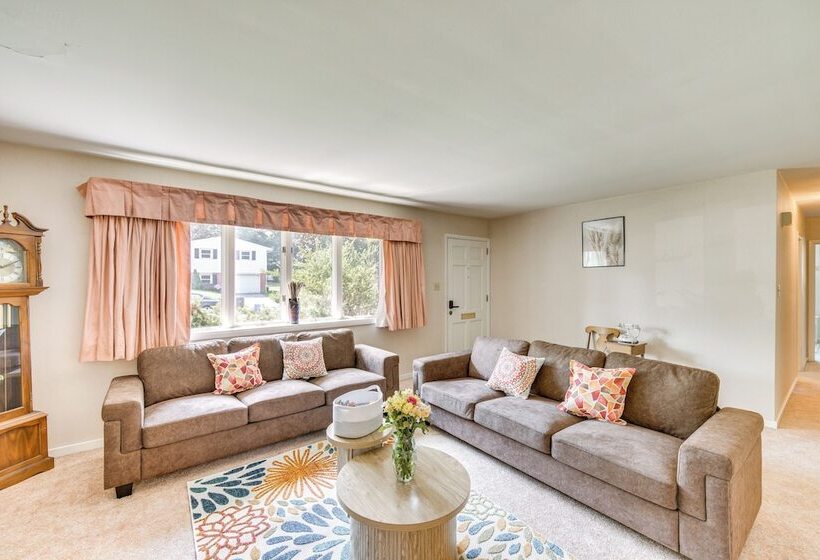 Sinking Spring Home W/ Large Sunroom & Fire Pit!