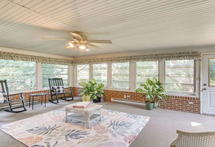 Sinking Spring Home W/ Large Sunroom & Fire Pit!