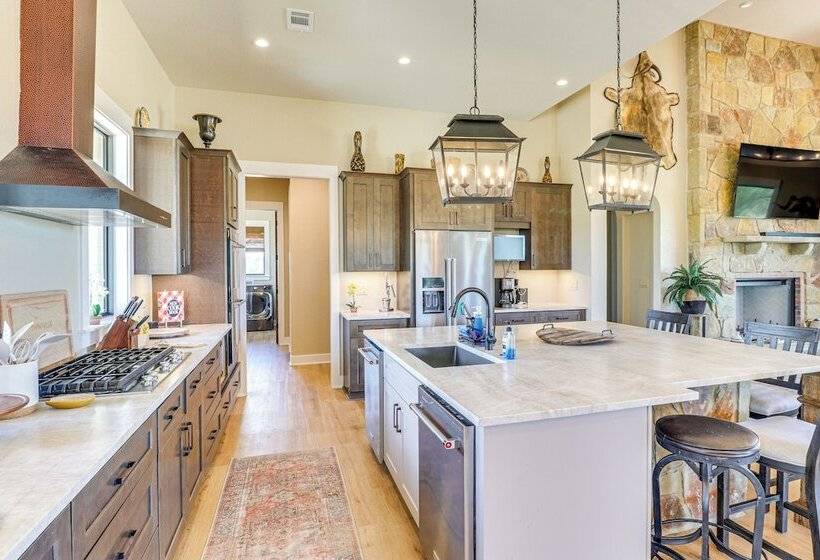 Spacious & Elegant Goldthwaite Escape On 72 Acres!