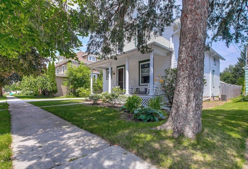 3 Mi To Road America: Spacious Elkhart Lake Home!