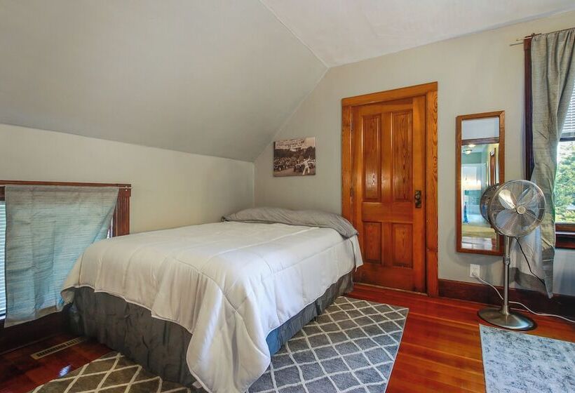 3 Mi To Road America: Spacious Elkhart Lake Home!