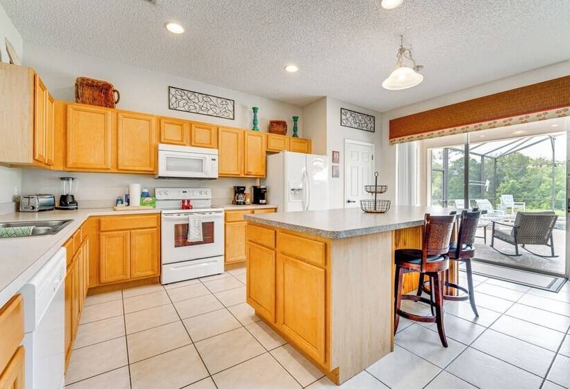 6 Mi To Disney World: Spacious Kissimmee Retreat!