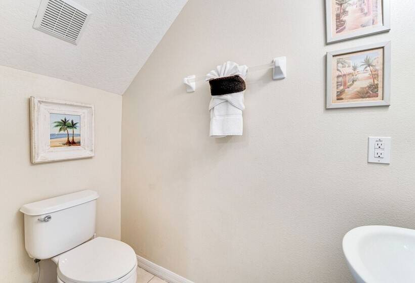 6 Mi To Disney World: Spacious Kissimmee Retreat!