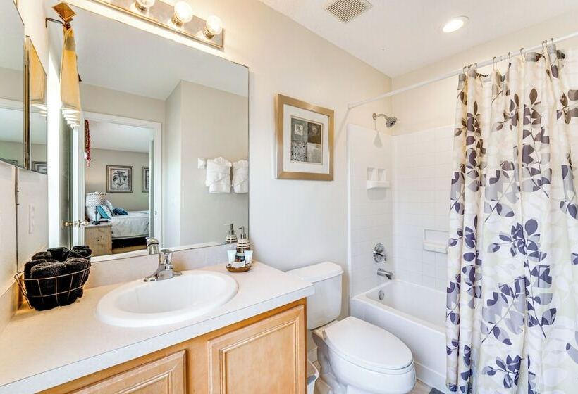 6 Mi To Disney World: Spacious Kissimmee Retreat!