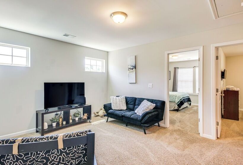 Spacious West Columbia Home W/ Patio & Grill!