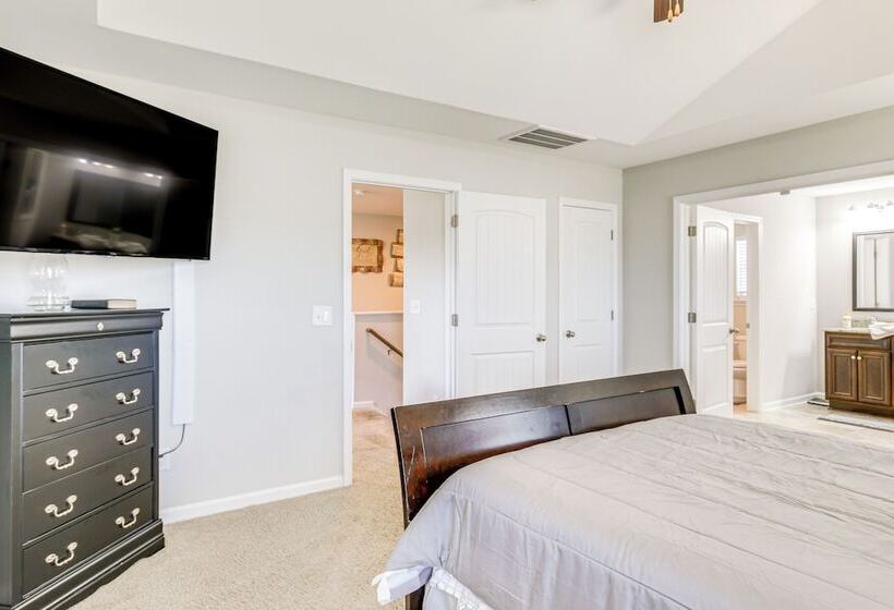 Spacious West Columbia Home W/ Patio & Grill!