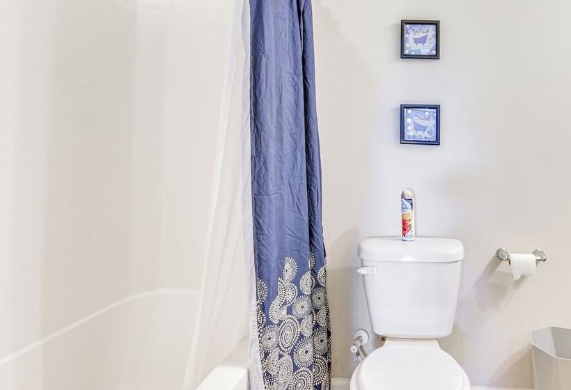 Spacious West Columbia Home W/ Patio & Grill!