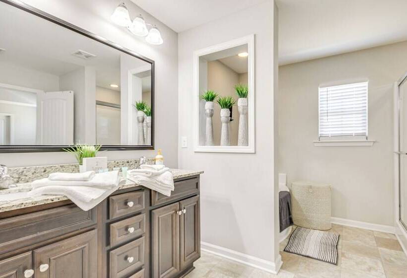 Spacious West Columbia Home W/ Patio & Grill!