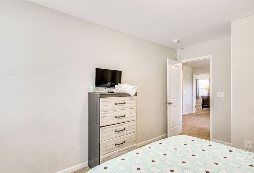 Spacious West Columbia Home W/ Patio & Grill!