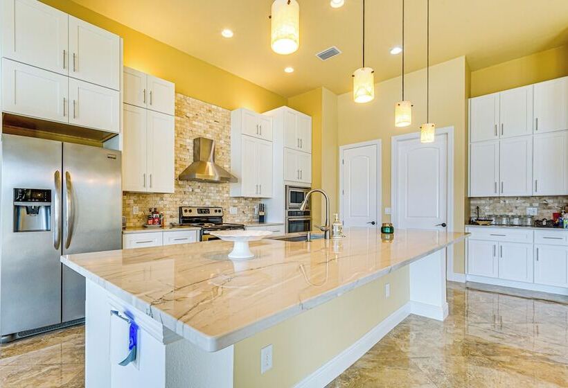 Sunny Sarasota Oasis: Swim, Golf, Shop & More!