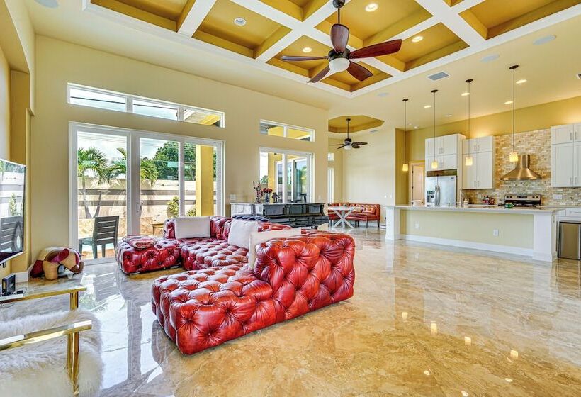 Sunny Sarasota Oasis: Swim, Golf, Shop & More!