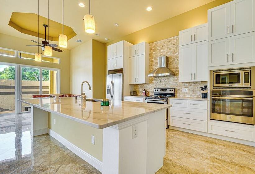 Sunny Sarasota Oasis: Swim, Golf, Shop & More!