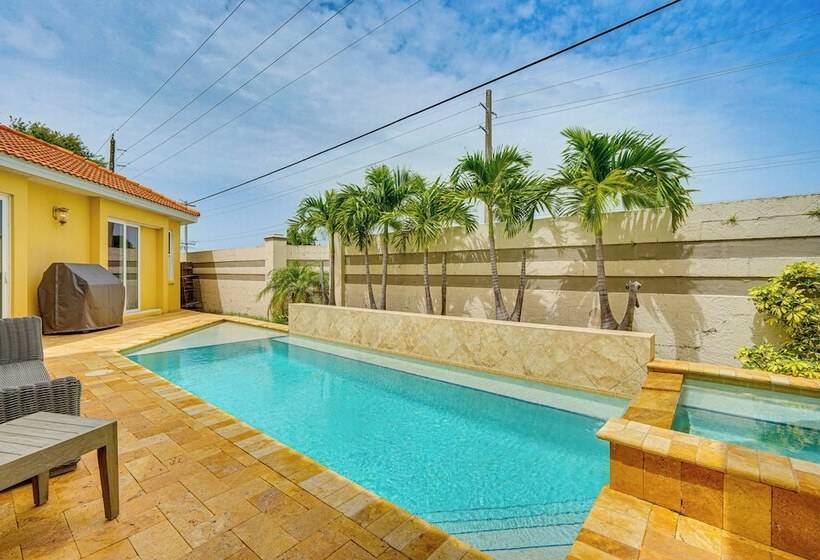 Sunny Sarasota Oasis: Swim, Golf, Shop & More!