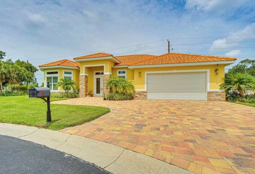 Sunny Sarasota Oasis: Swim, Golf, Shop & More!