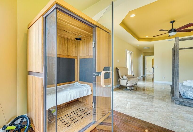 Sunny Sarasota Oasis: Swim, Golf, Shop & More!