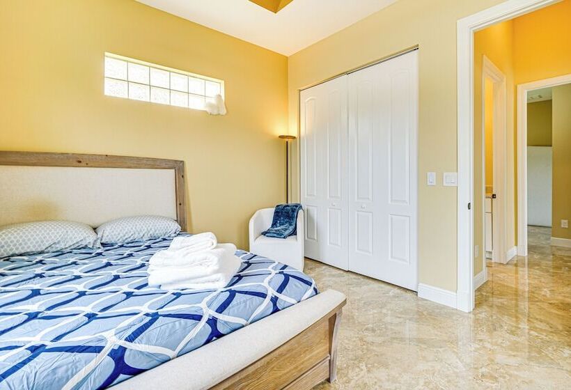 Sunny Sarasota Oasis: Swim, Golf, Shop & More!